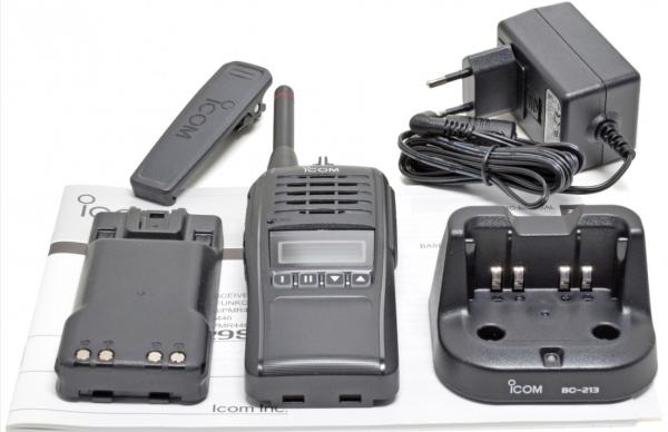 Icom IC-F29SDR mit Akku und Lader-02